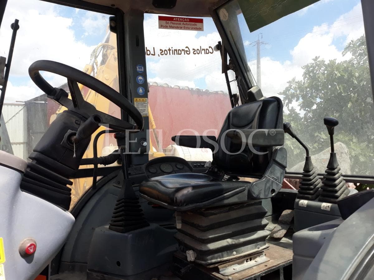 Rectro excavadora New Holland NH95 — imagem 12
