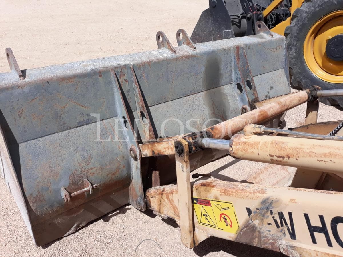 Rectro excavadora New Holland NH95 — imagem 6