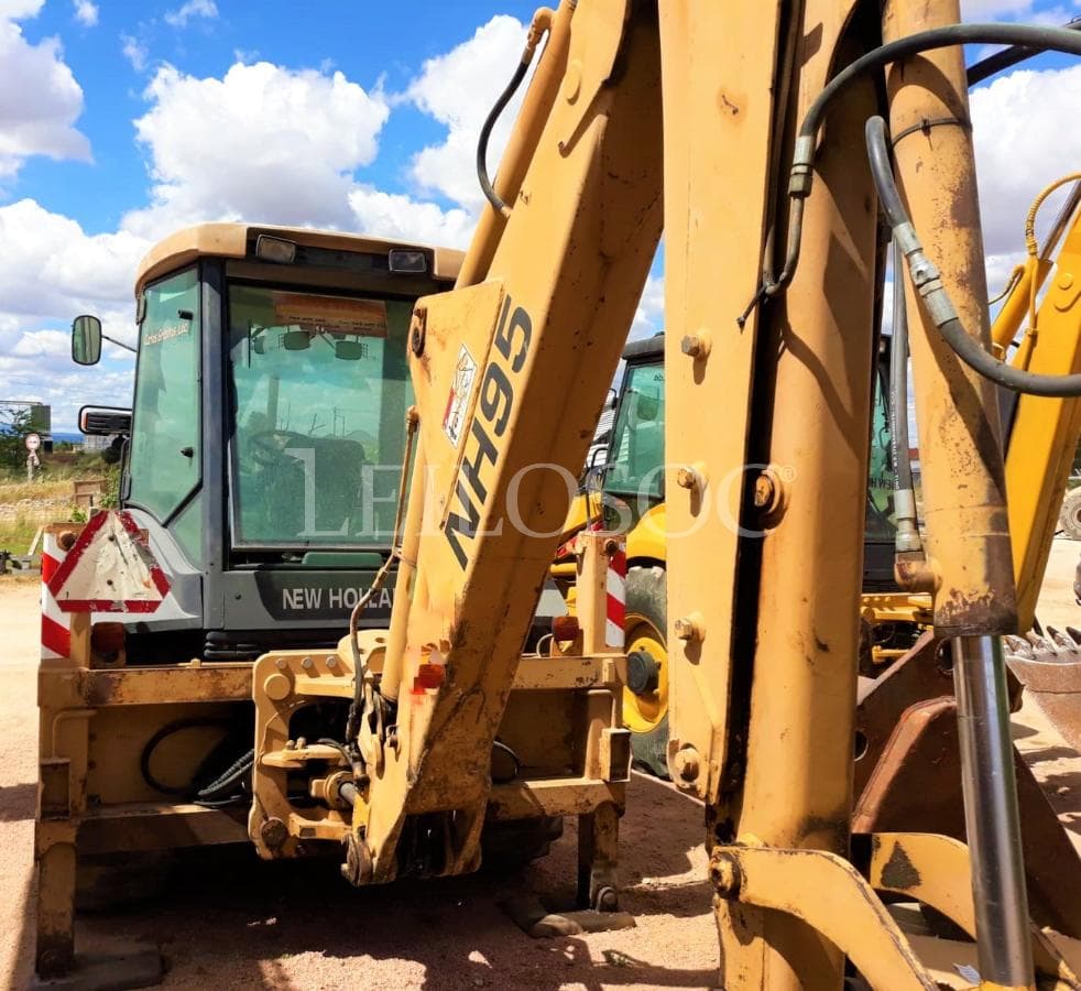 Rectro excavadora New Holland NH95 — imagem 3