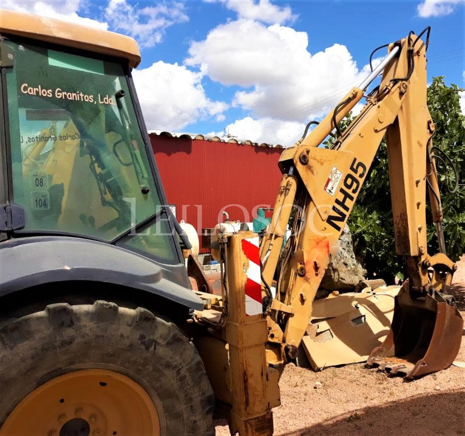 Rectro excavadora New Holland NH95 — imagem 8