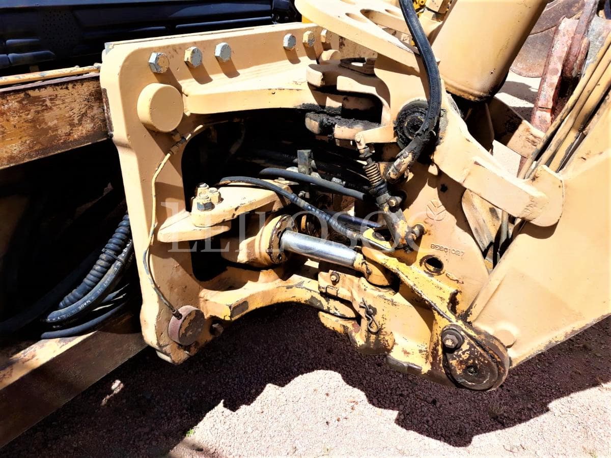 Rectro excavadora New Holland NH95 — imagem 9