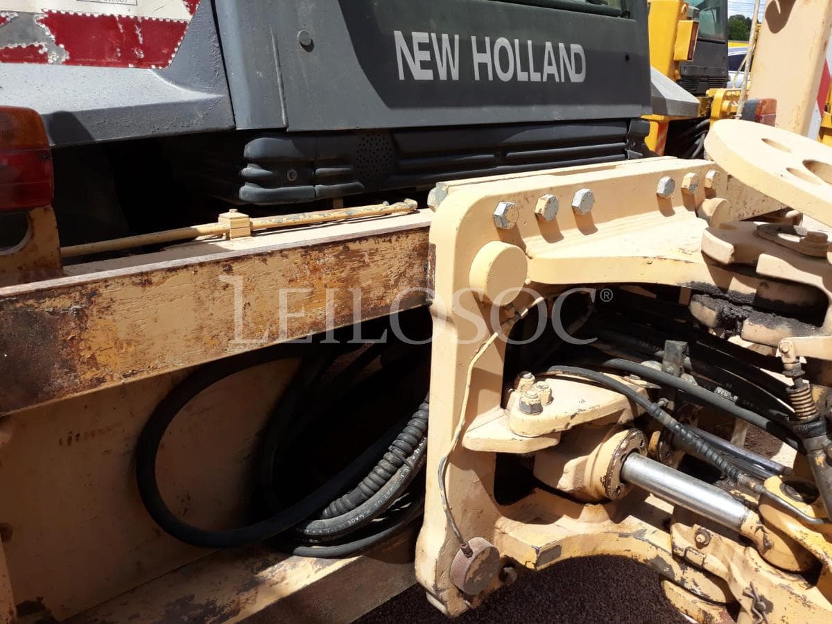Rectro excavadora New Holland NH95 — imagem 10