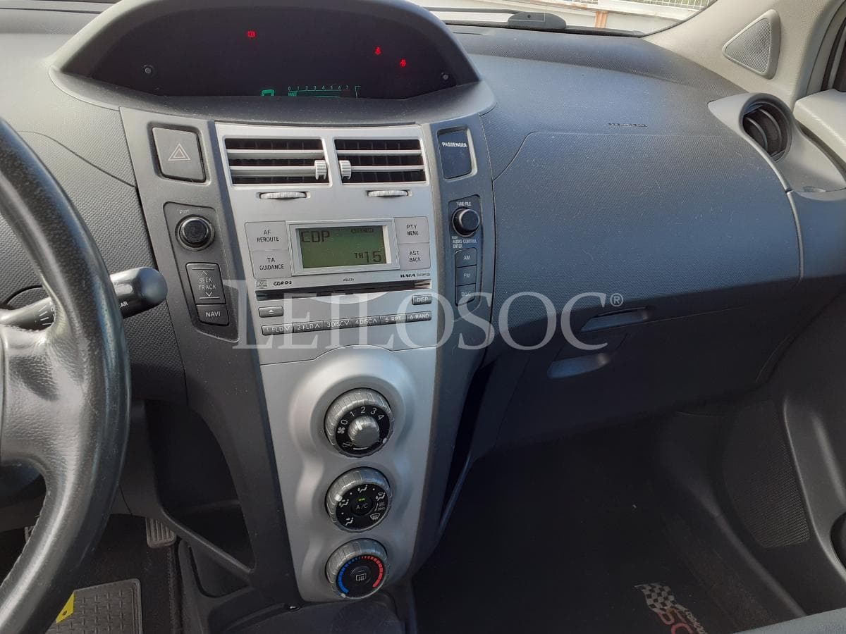 Toyota Yaris 1.0 VVT-i ·  Ano 2008 — imagem 13