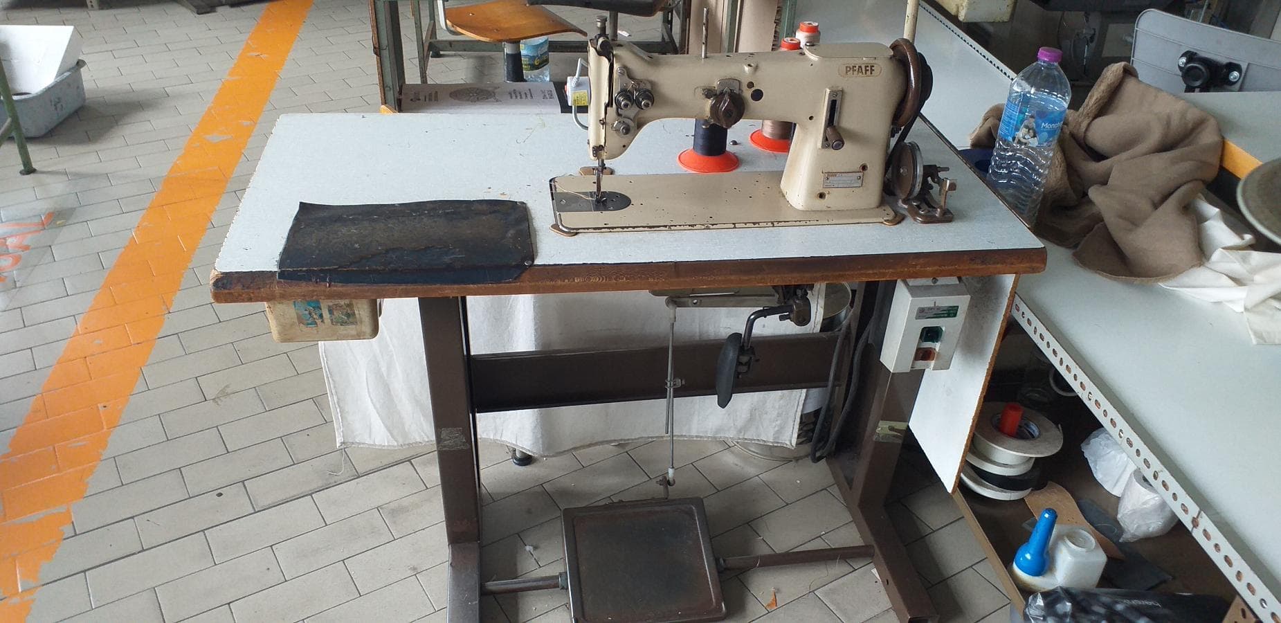Máquina de Costura  +  Equipamento Diverso — imagem 1