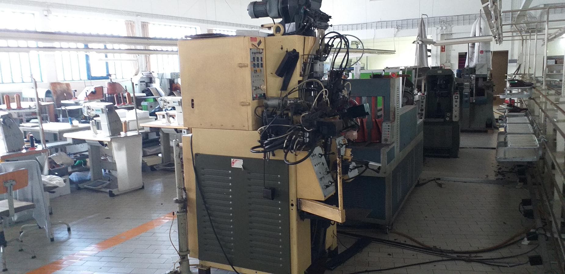 Máquina de Fechar Calcanheiras — imagem 1