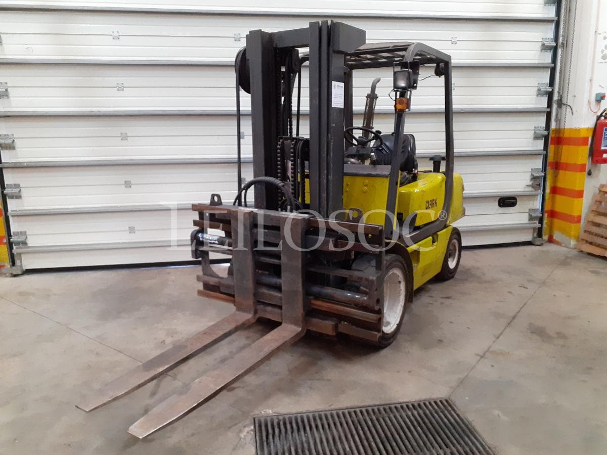 Empilhador Clark · 3000kg — imagem 1