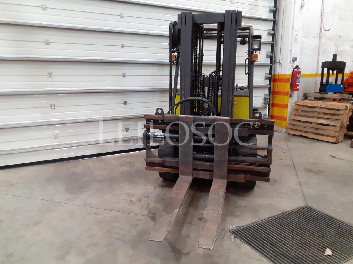 Empilhador Clark · 3000kg — imagem 2