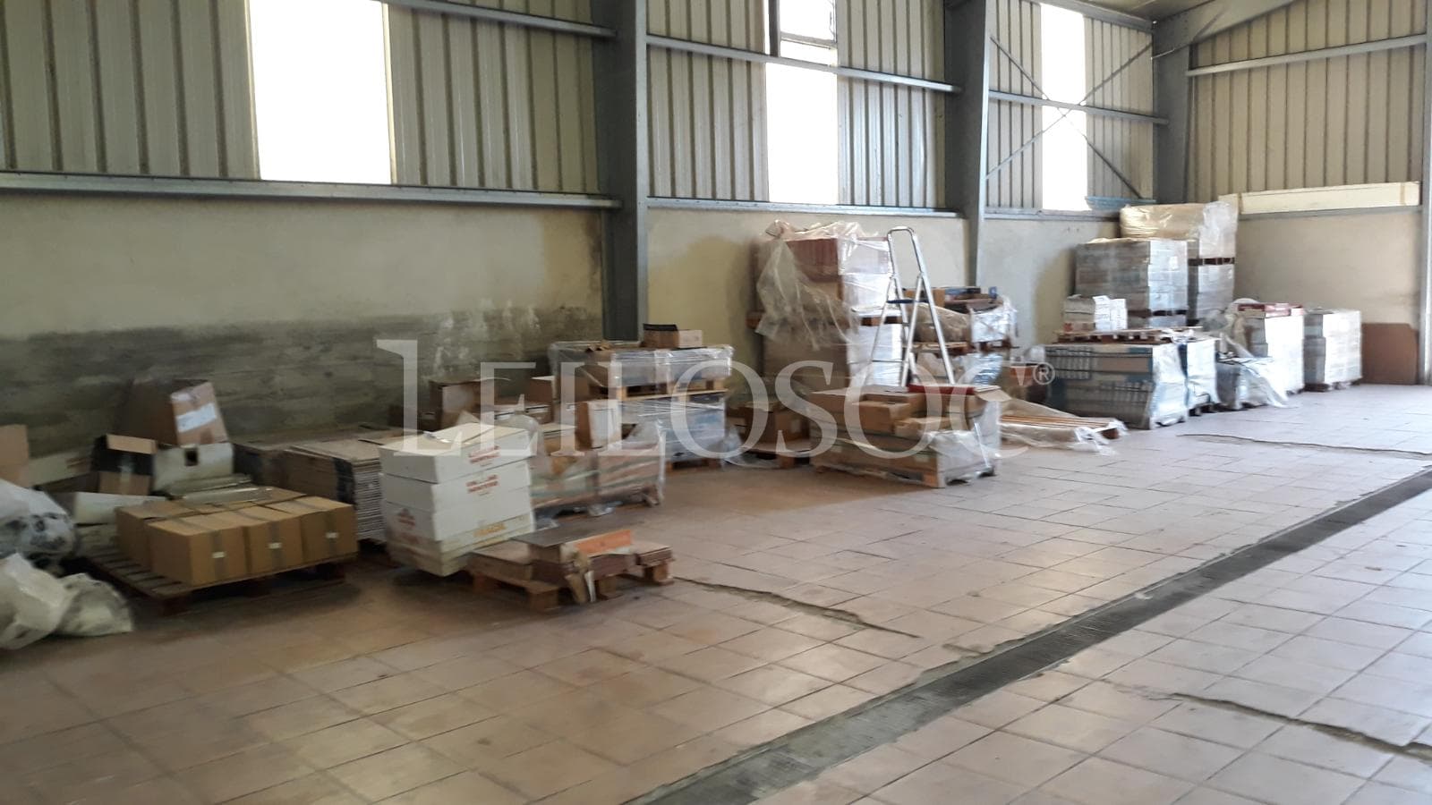 Lote de mosaicos, azulejos e telhas em caixa