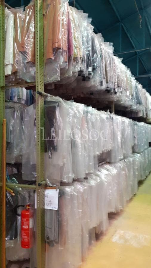 Ropa diversa de senora — imagem 1