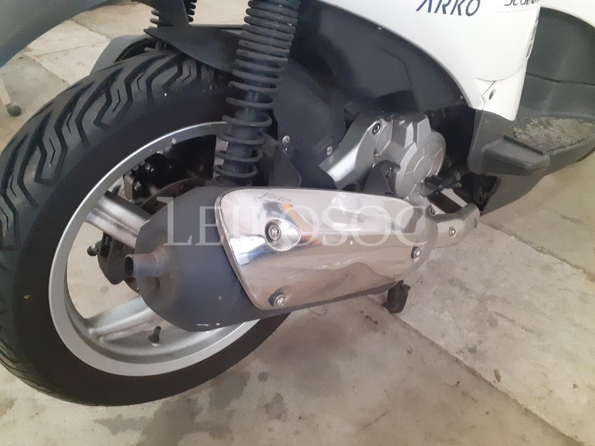 Motociclo Aprillia Scarabeo — imagem 8