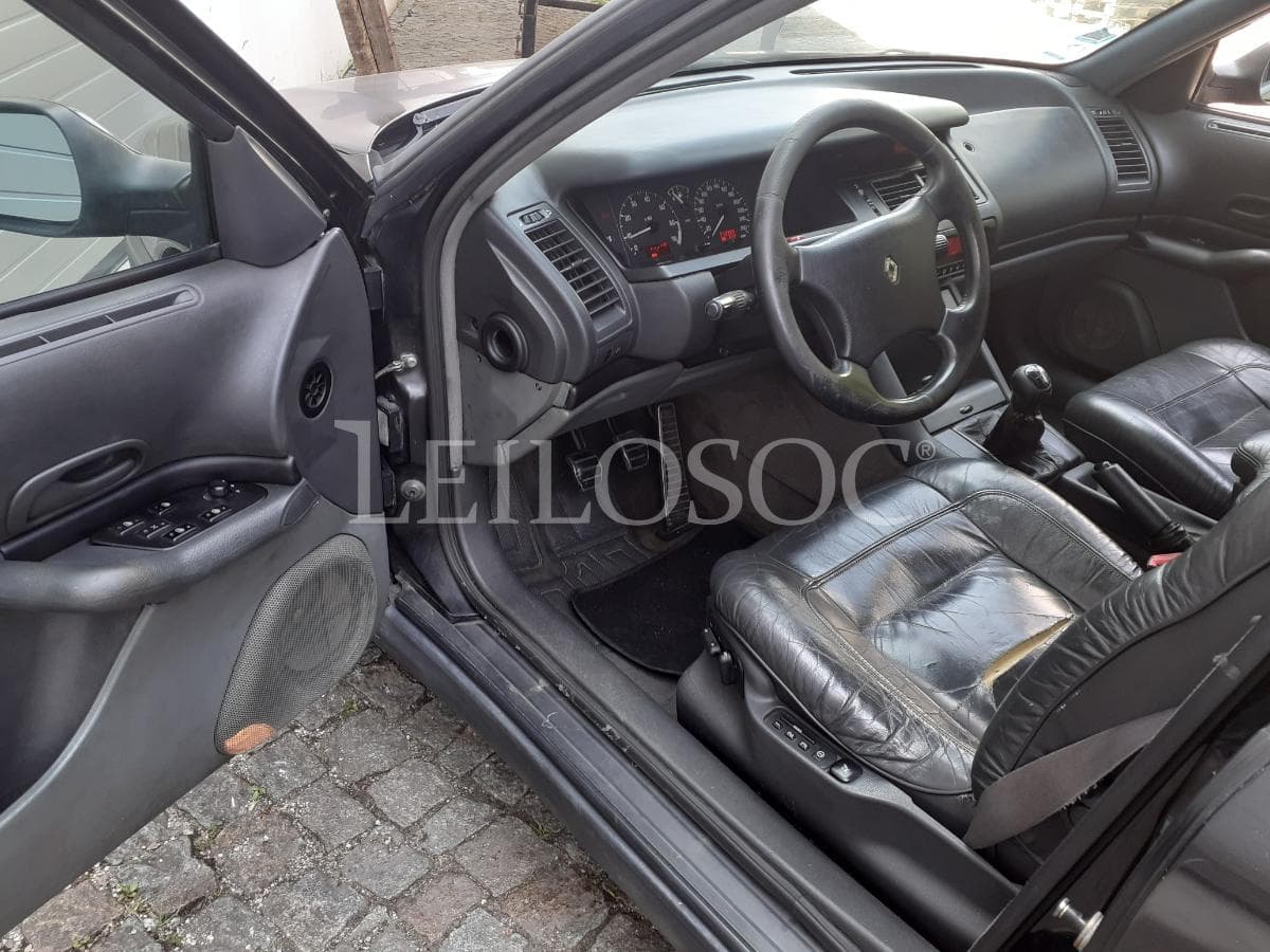 Renault Safrane · Ano 1993 — image 7