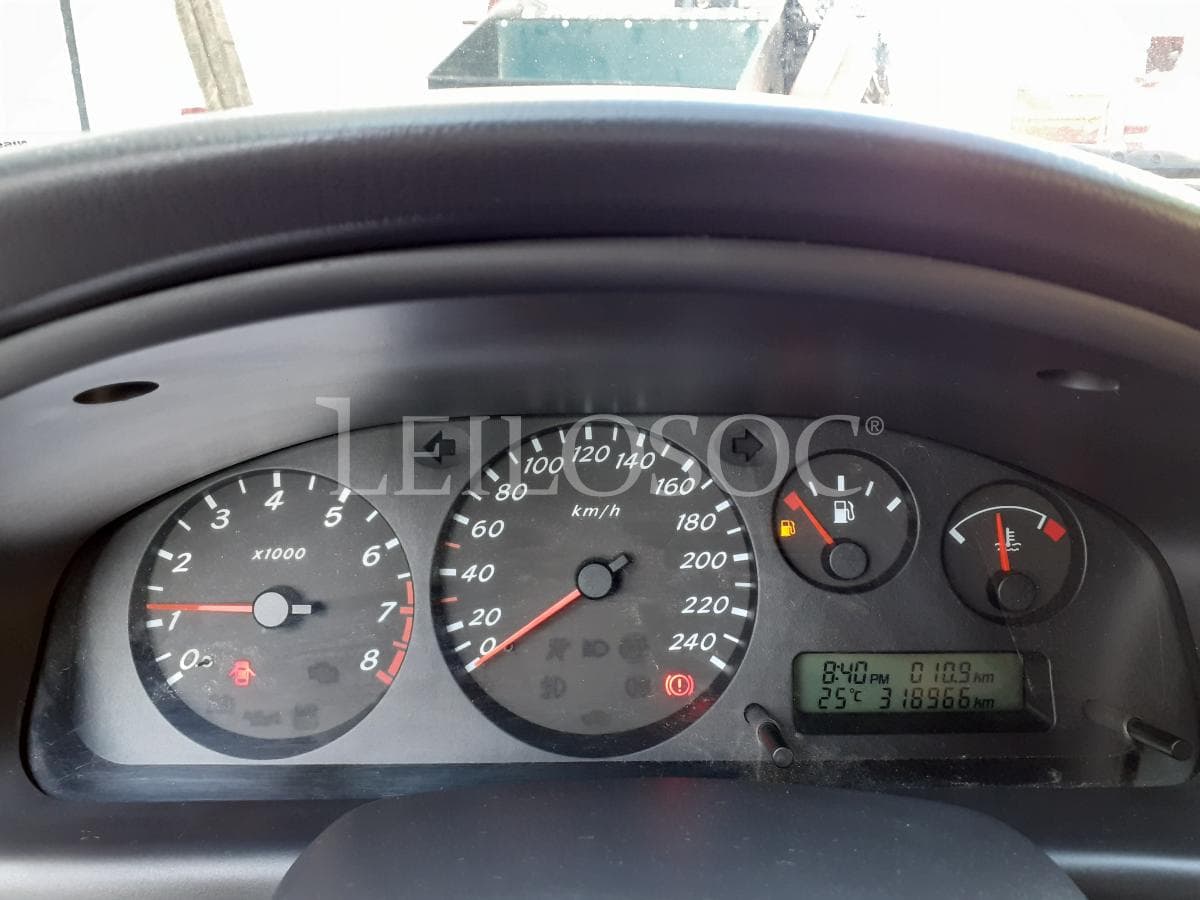 Nissan Almera · Ano 2001 — image 11