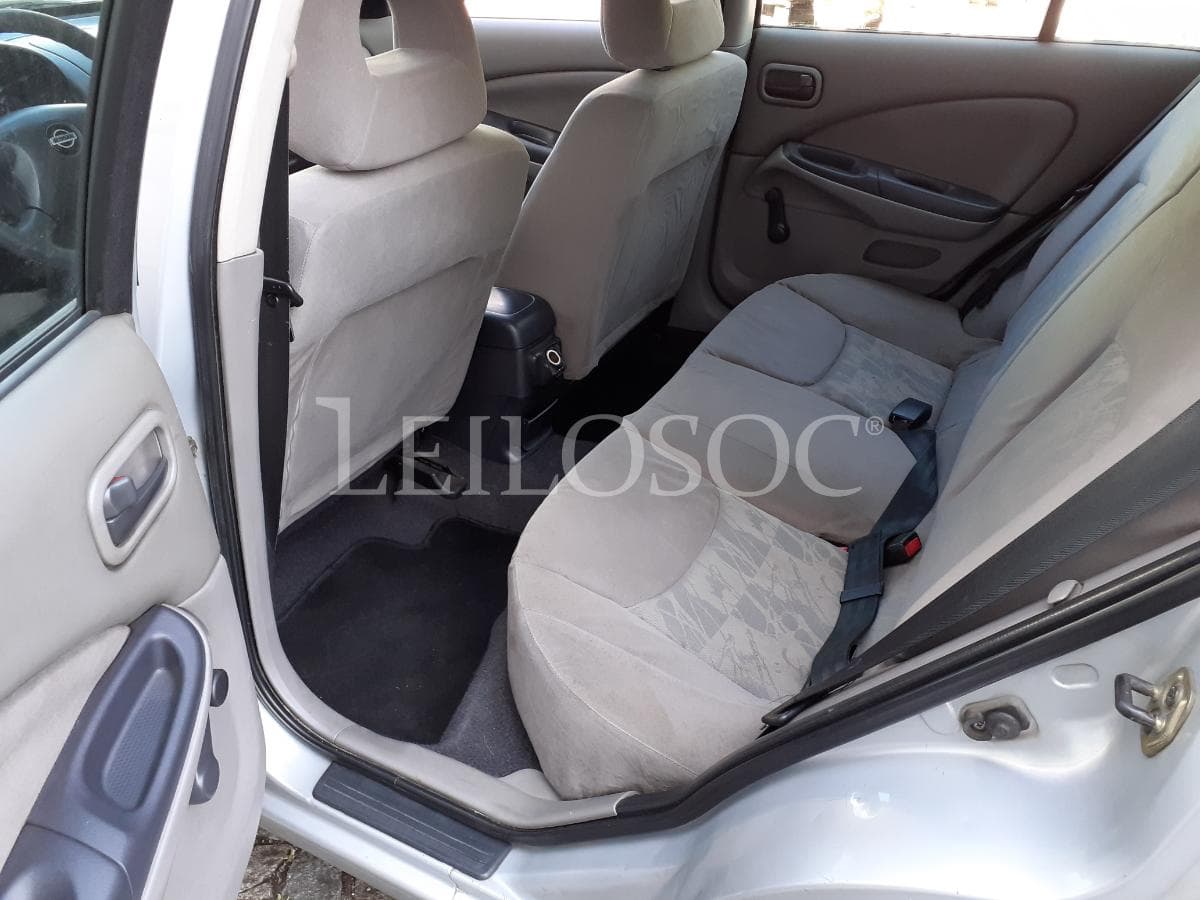 Nissan Almera · Ano 2001 — image 15
