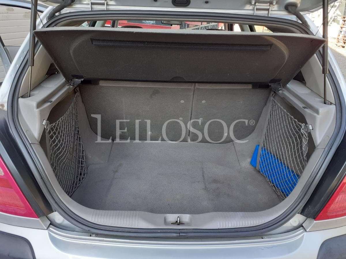 Nissan Almera · Ano 2001 — image 16