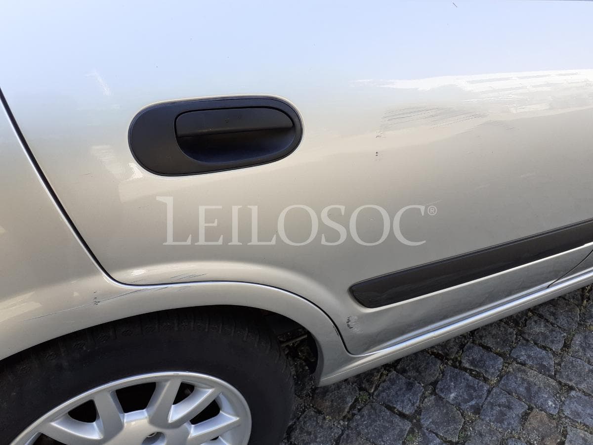 Nissan Almera · Ano 2001 — image 18