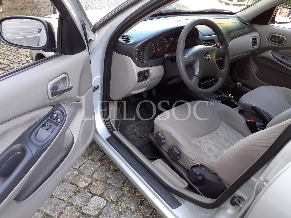 Nissan Almera · Ano 2001 — image 7