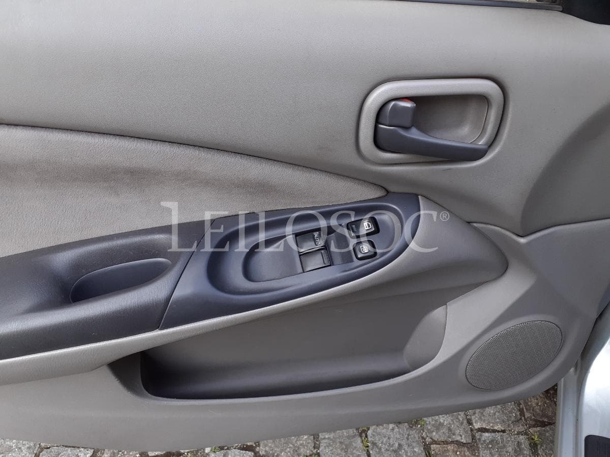 Nissan Almera · Ano 2001 — image 9