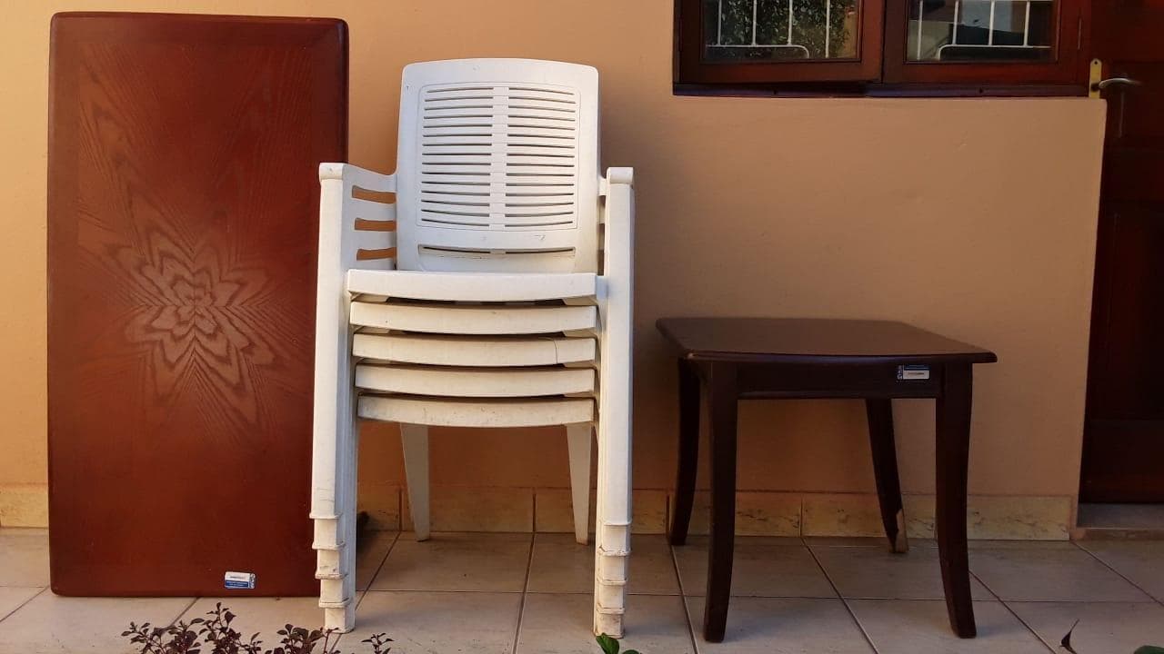 Mesinhas e cadeiras ·