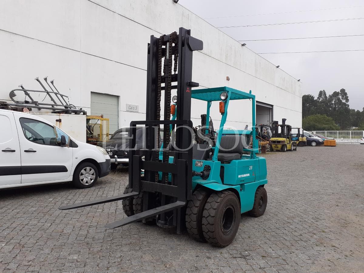 Empilhador Mitsubishi FD25 · Gás — imagem 1