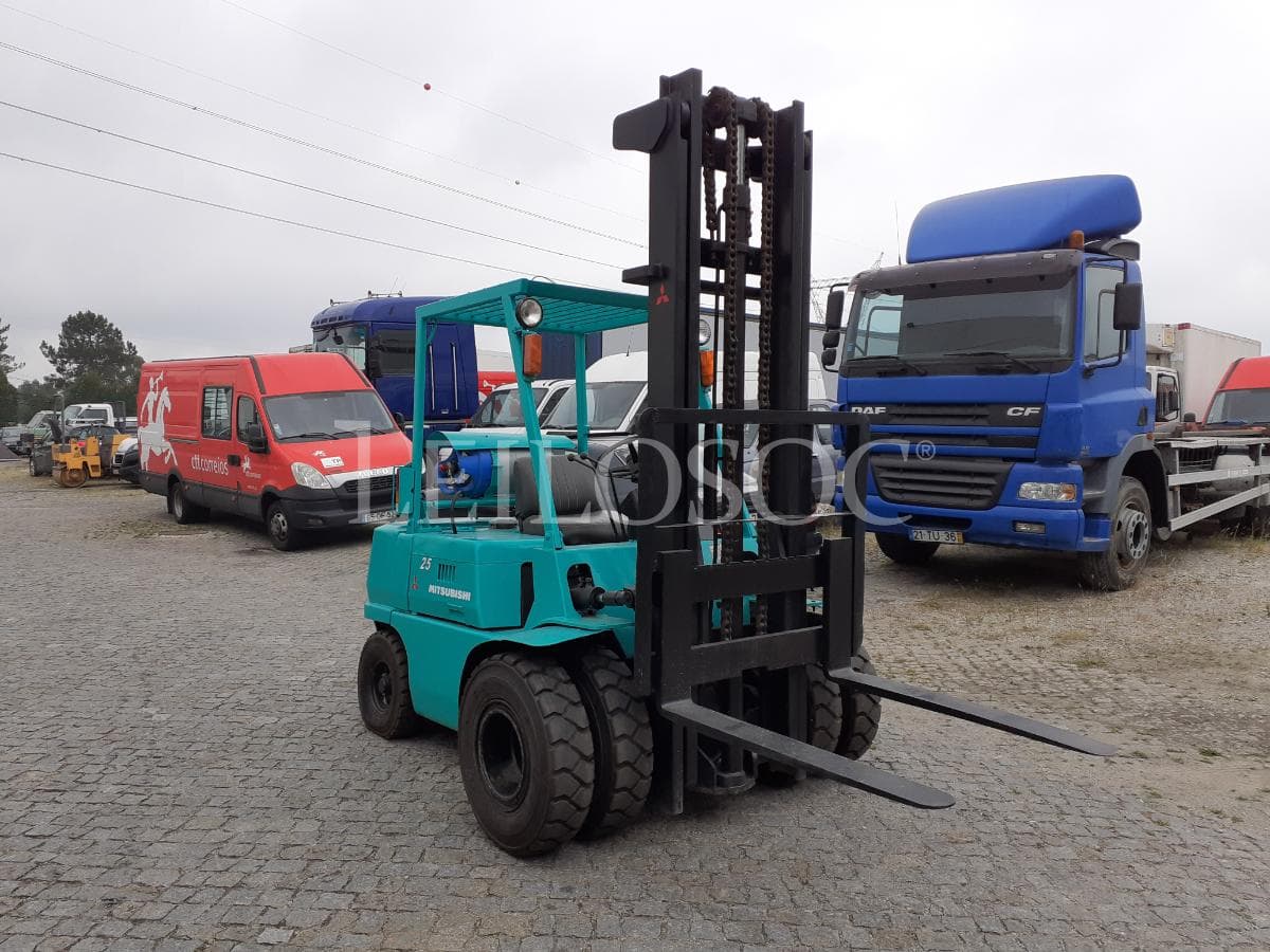 Empilhador Mitsubishi FD25 · Gás — imagem 3