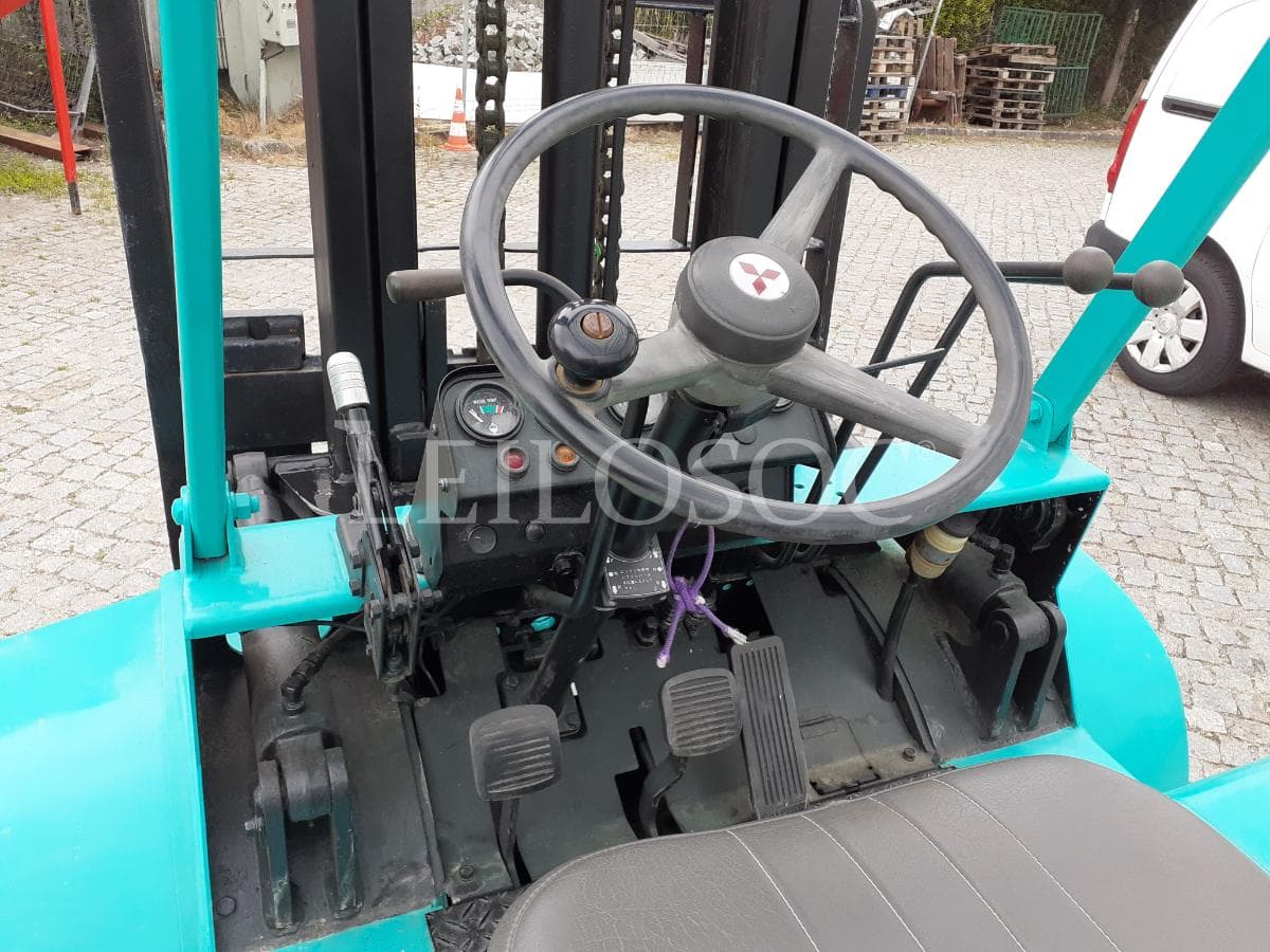 Empilhador Mitsubishi FD25 · Gás — imagem 7
