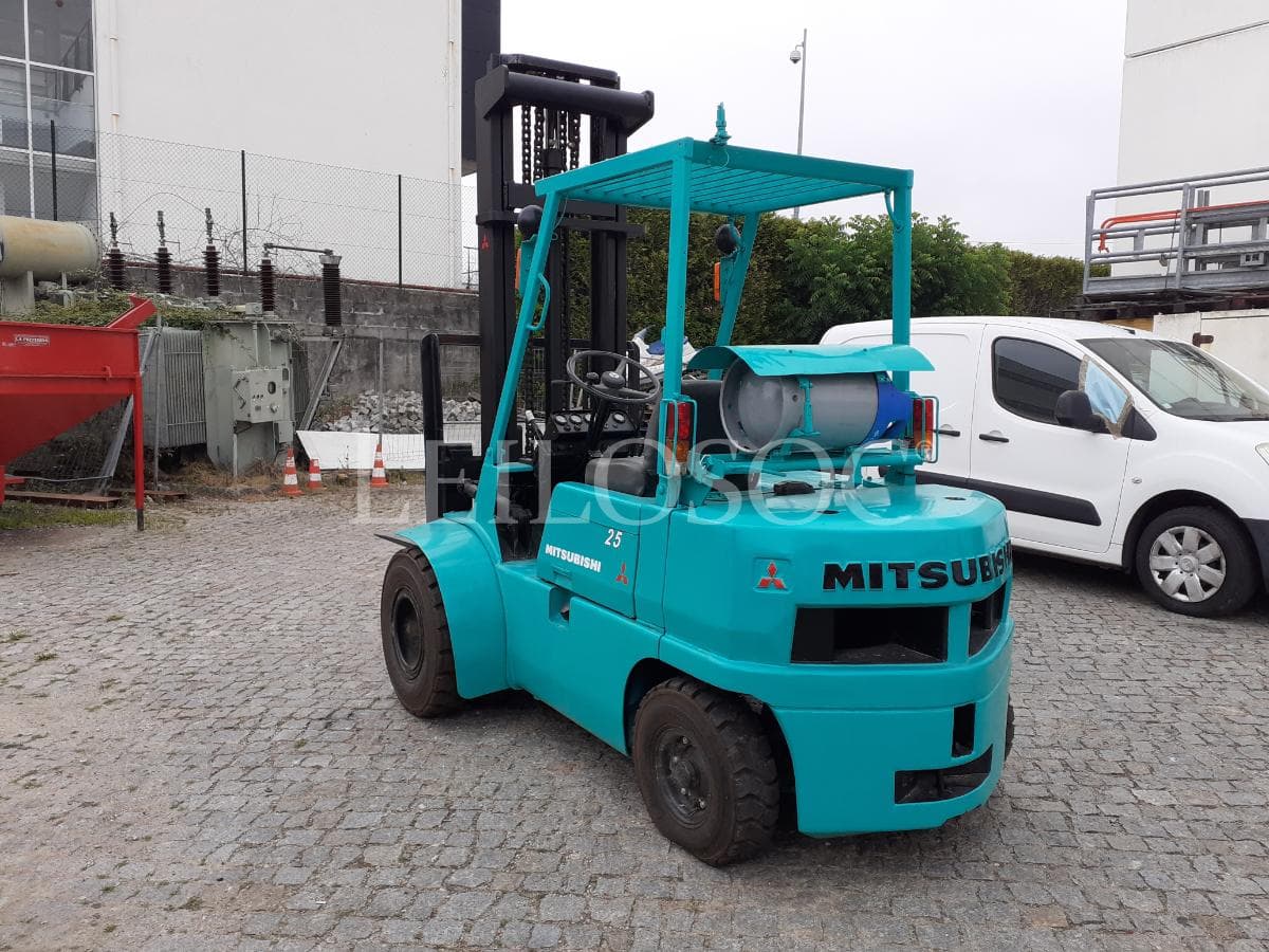 Empilhador Mitsubishi FD25 · Gás — imagem 4