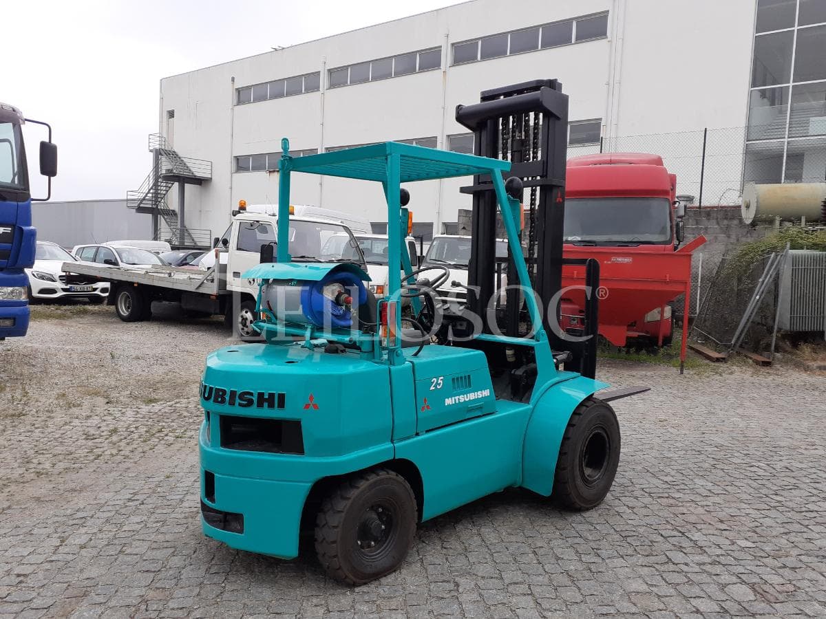 Empilhador Mitsubishi FD25 · Gás — imagem 6
