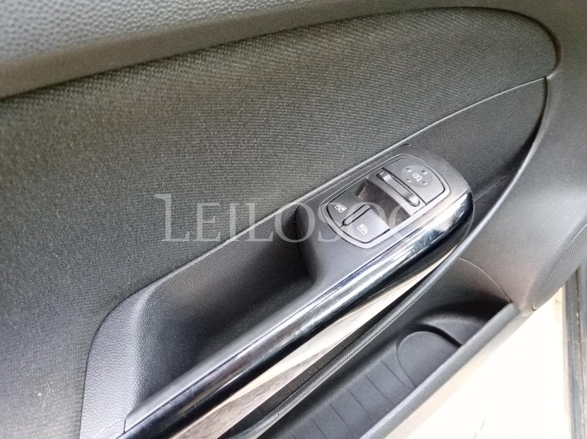 Opel Corsa 1.3 CDTI · Ano 2010 — imagen 9