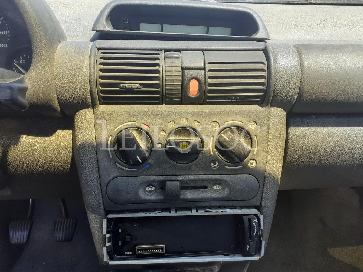 Opel Corsa B · Ano 1994 — imagen 13