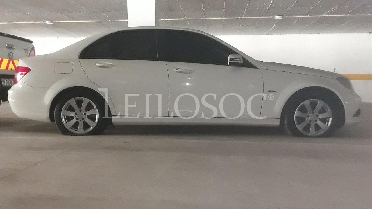 Mercedes Benz · — image 4