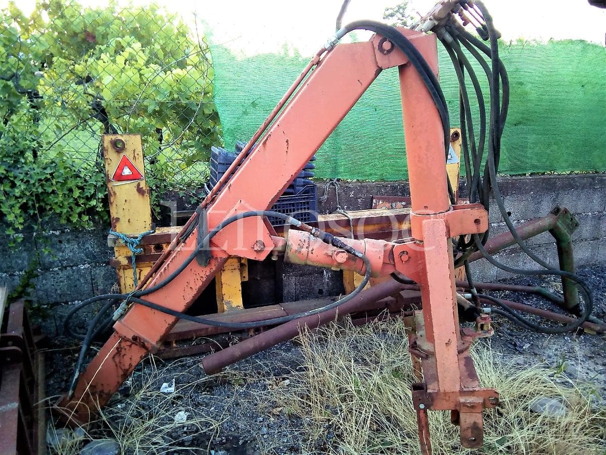 Grua de tractor con pinza hidraulica — imagem 1