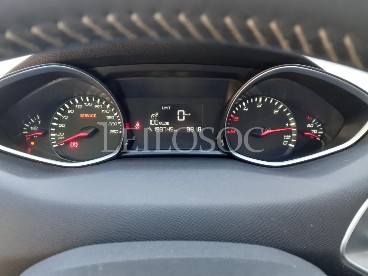 Peugeot 308 1.6 Blue HDI · Ano 2014 — imagem 11