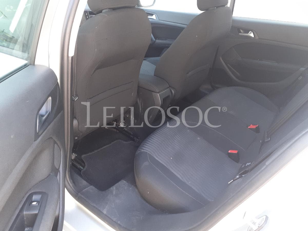 Peugeot 308 1.6 Blue HDI · Ano 2014 — imagem 19