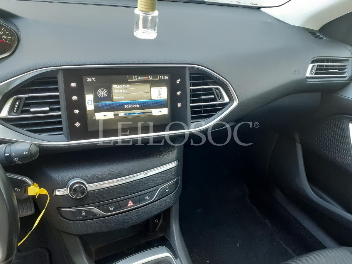 Peugeot 308 1.6 Blue HDI · Ano 2014 — imagem 15