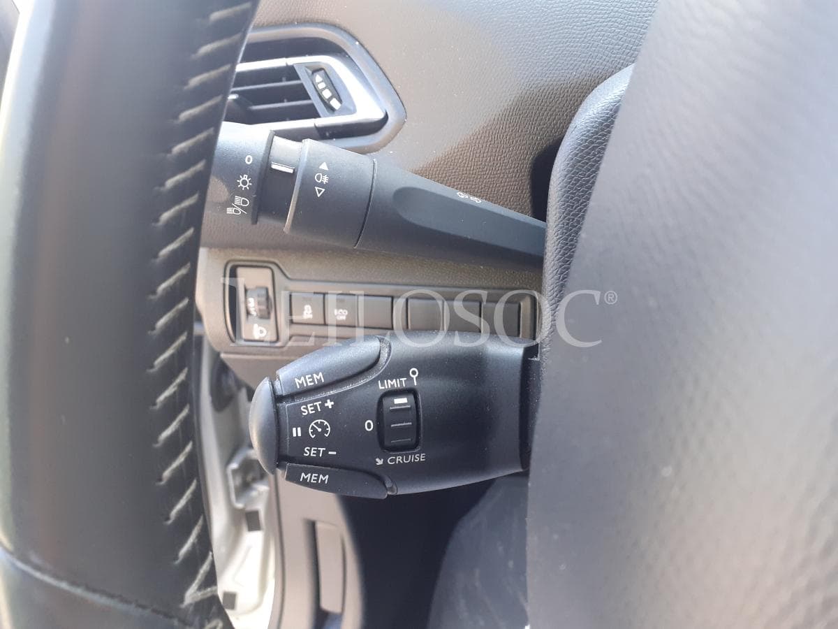 Peugeot 308 1.6 Blue HDI · Ano 2014 — imagem 13