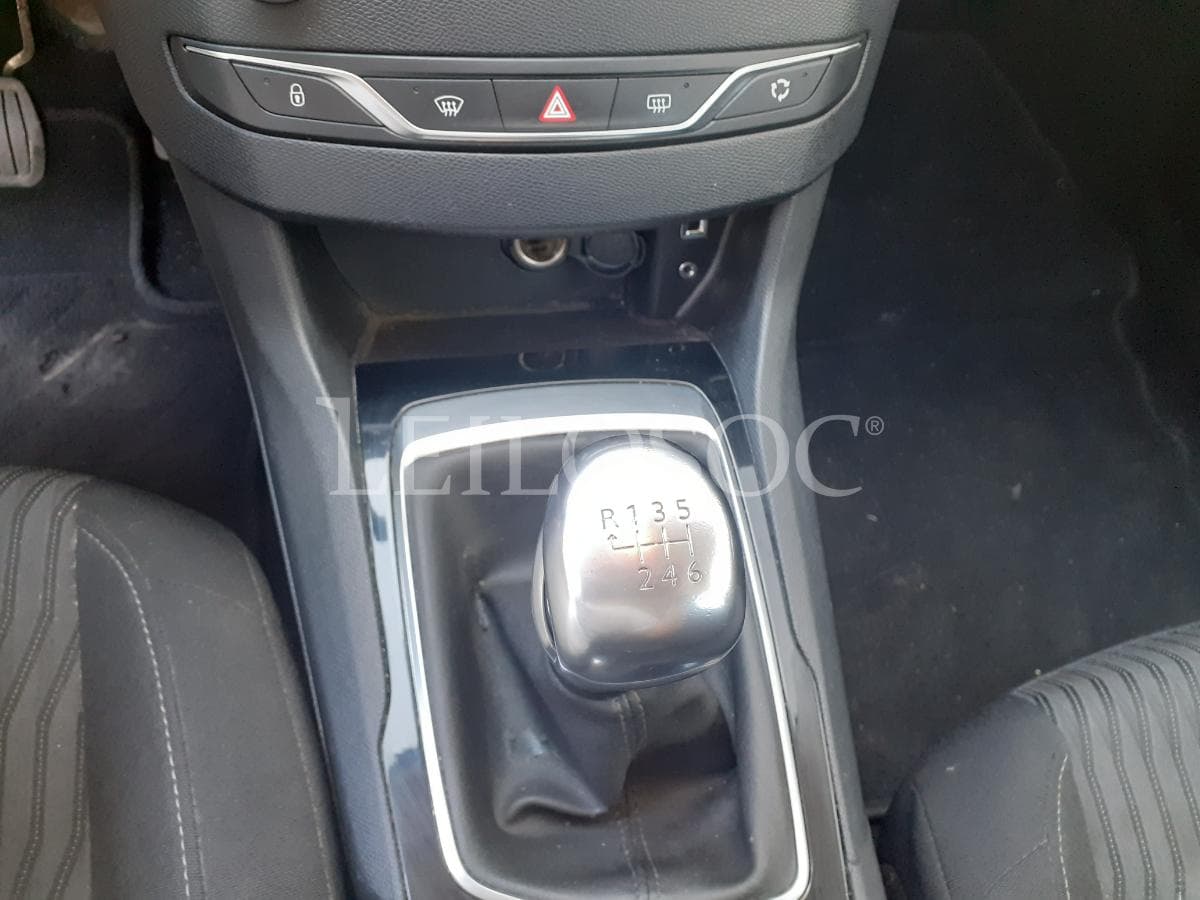 Peugeot 308 1.6 Blue HDI · Ano 2014 — imagem 17