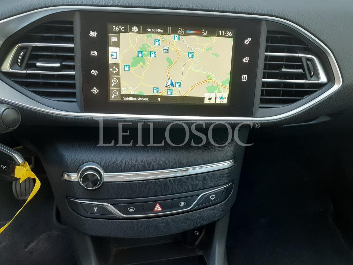 Peugeot 308 1.6 Blue HDI · Ano 2014 — imagem 18