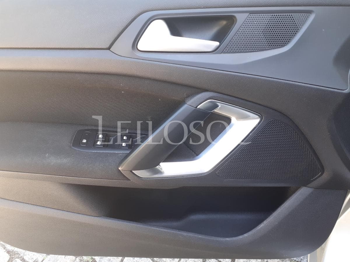 Peugeot 308 1.6 Blue HDI · Ano 2014 — imagem 9