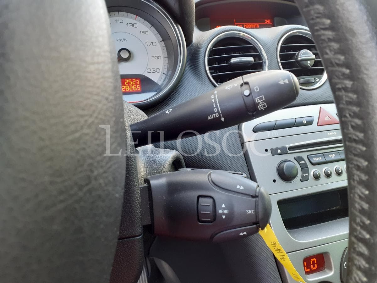 Peugeot 308 SW 1.6 HDI · Ano 2009 — imagen 12