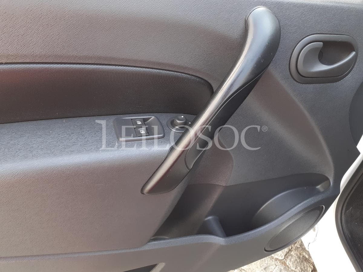 Renault Kangoo · 3 Lugares · Ano 2013 — image 9