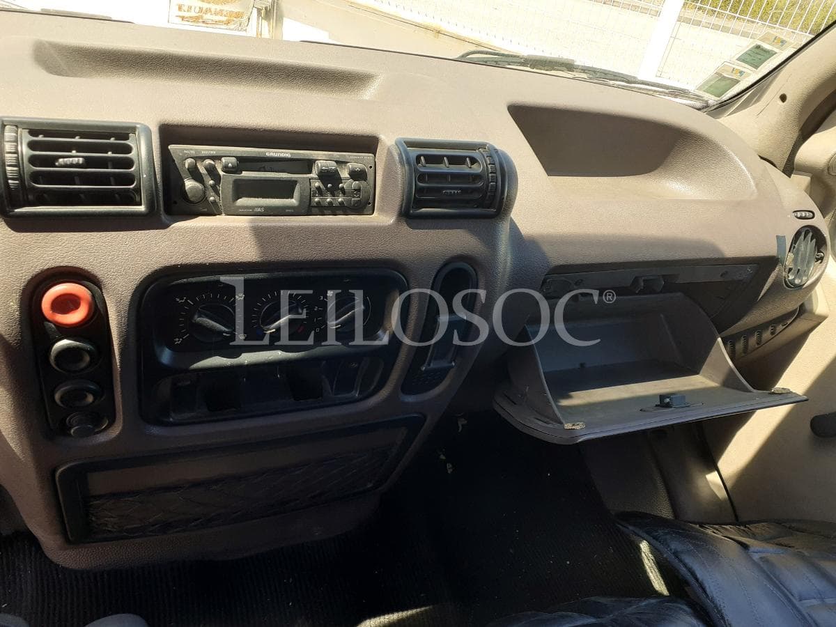 Renault Master 2.5 D · 9 Lugares — image 11