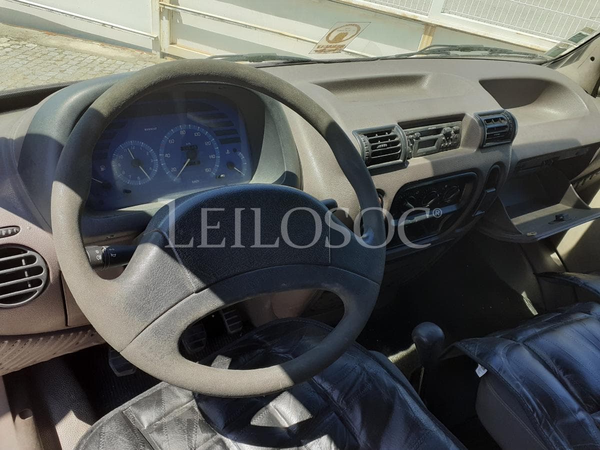 Renault Master 2.5 D · 9 Lugares — image 10