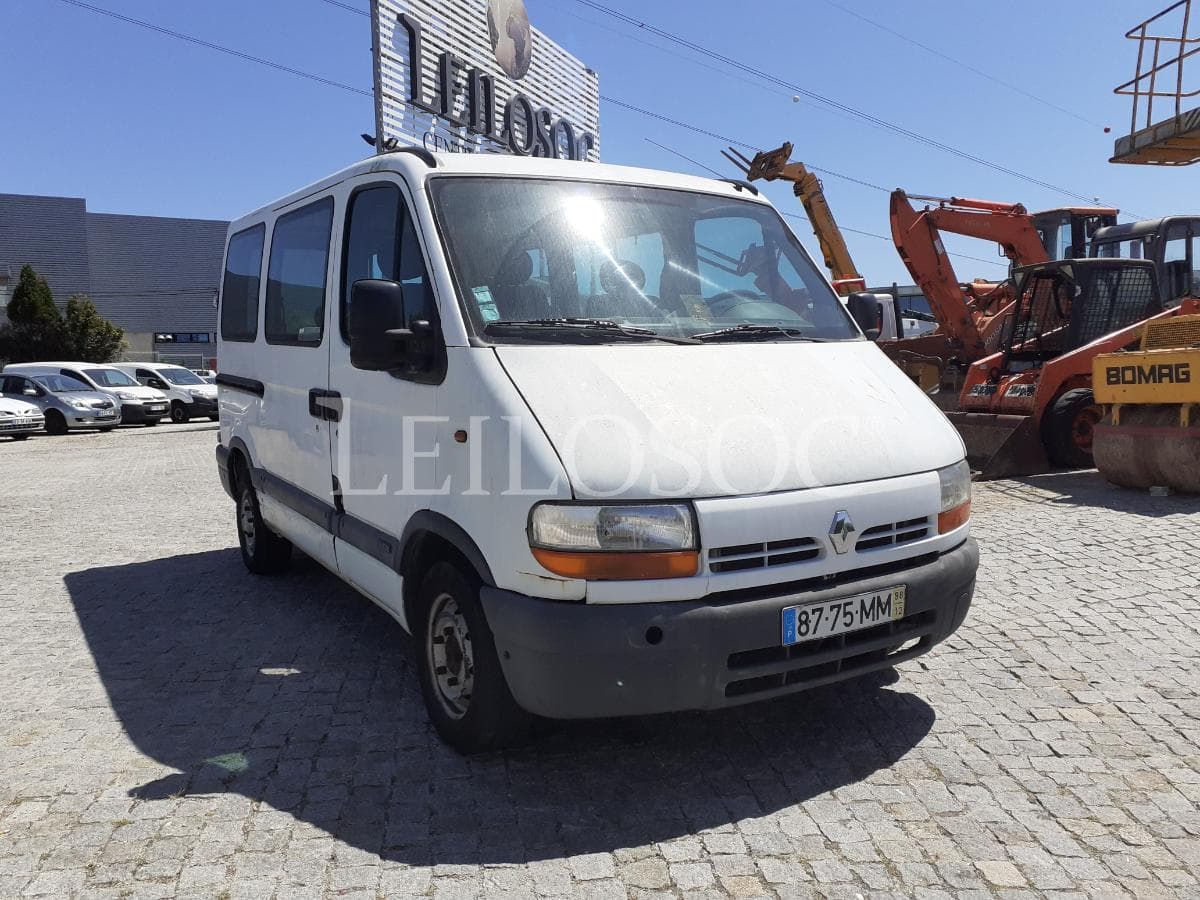 Renault Master 2.5 D · 9 Lugares — image 1