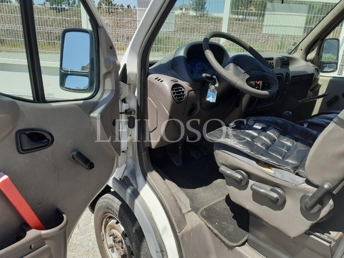 Renault Master 2.5 D · 9 Lugares — image 7