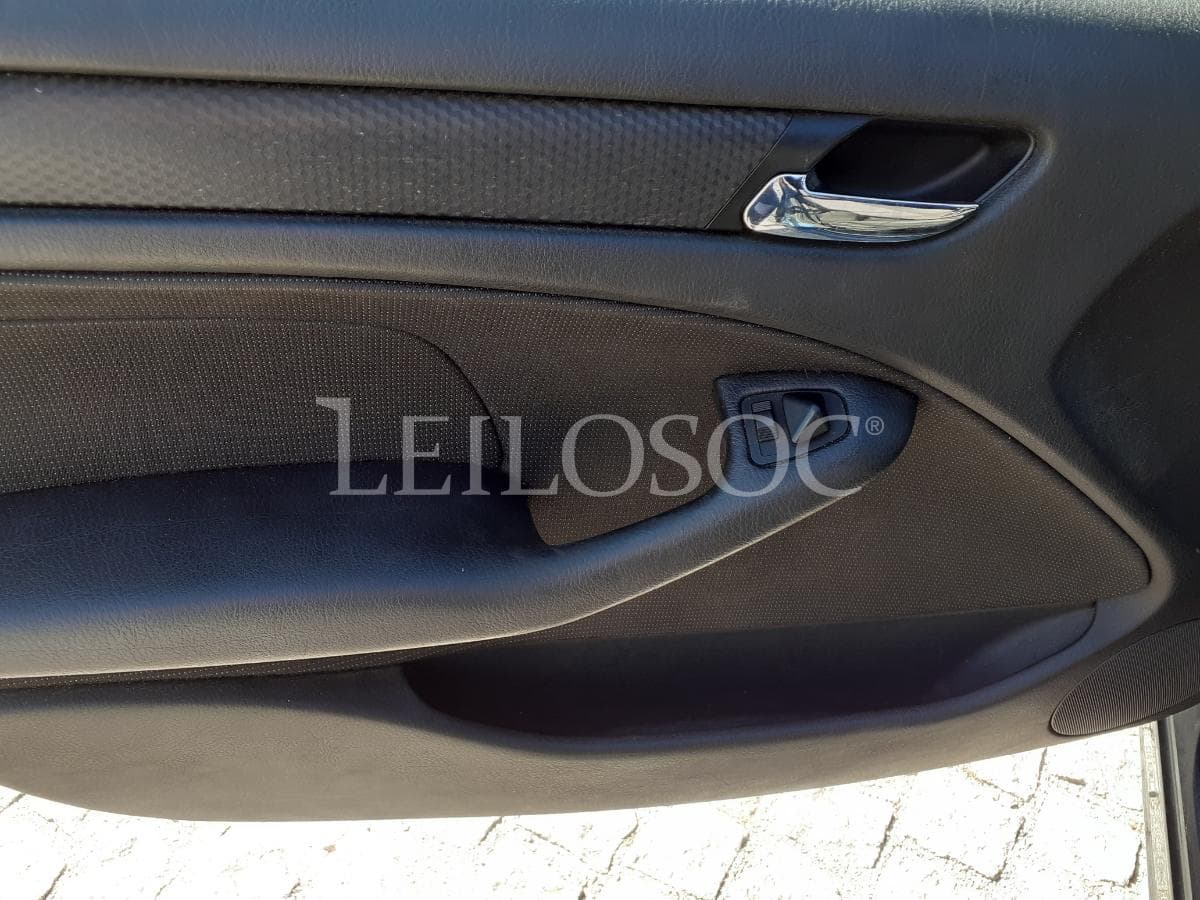 BMW 320 D · Ano 2004 — image 14