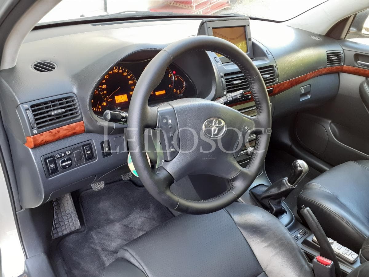 Toyota Avensis 2.0 D4D · Ano 2003 — imagen 8
