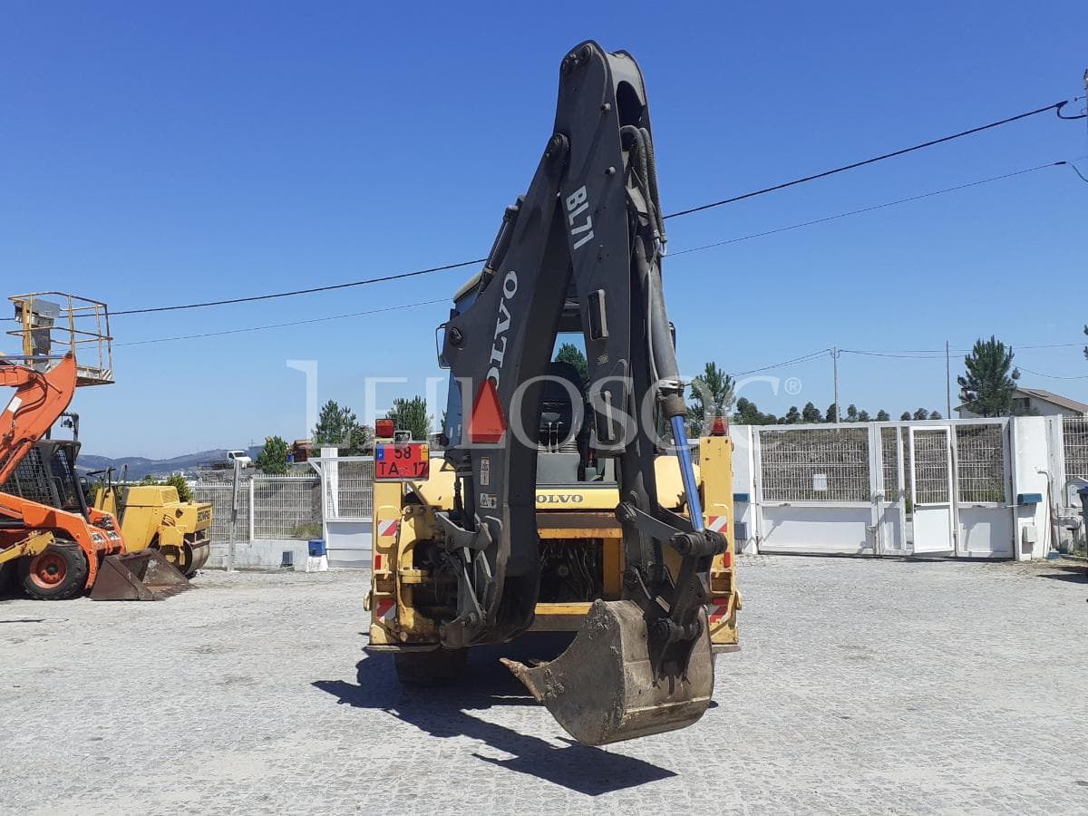 Retroescavadora Volvo BL-71 · Ano 2005 — imagem 5