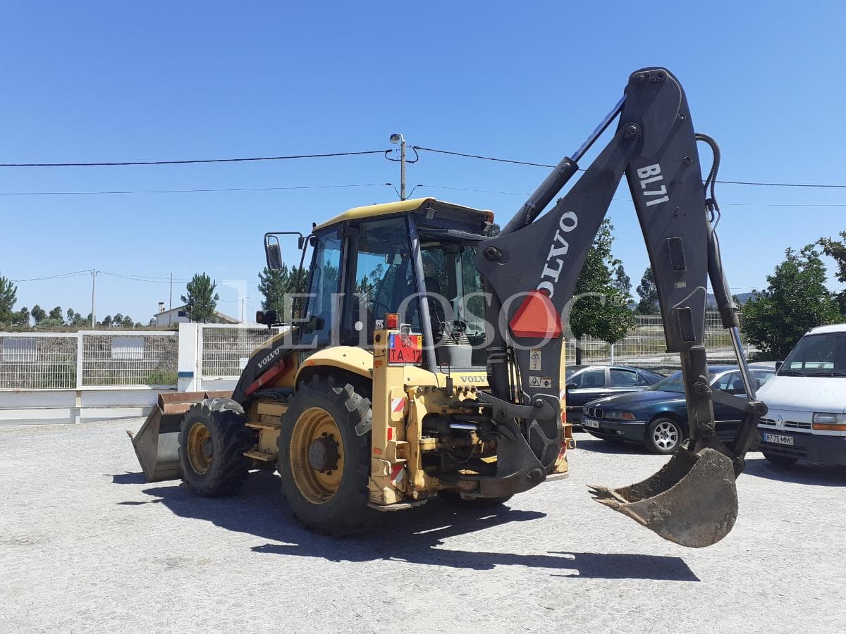 Retroescavadora Volvo BL-71 · Ano 2005 — imagem 4