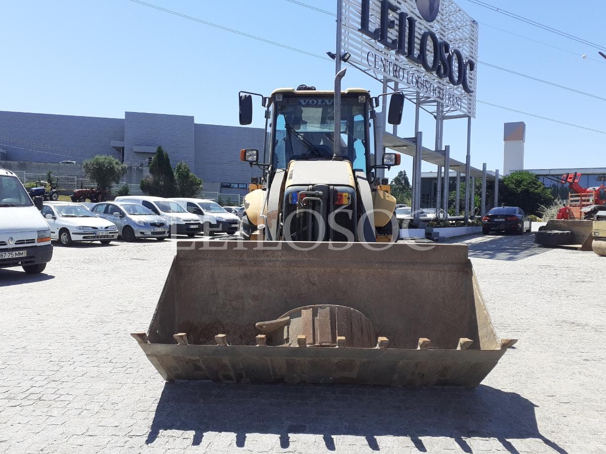 Retroescavadora Volvo BL-71 · Ano 2005 — imagem 2