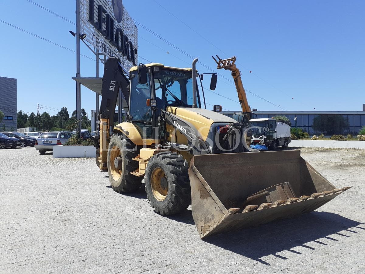 Retroescavadora Volvo BL-71 · Ano 2005 — imagem 1